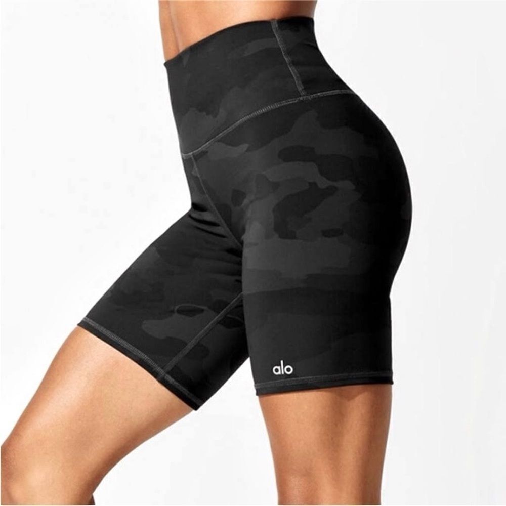 NWT Alo Yoga High Waist Waisted Vapor Shorts In Black Camo